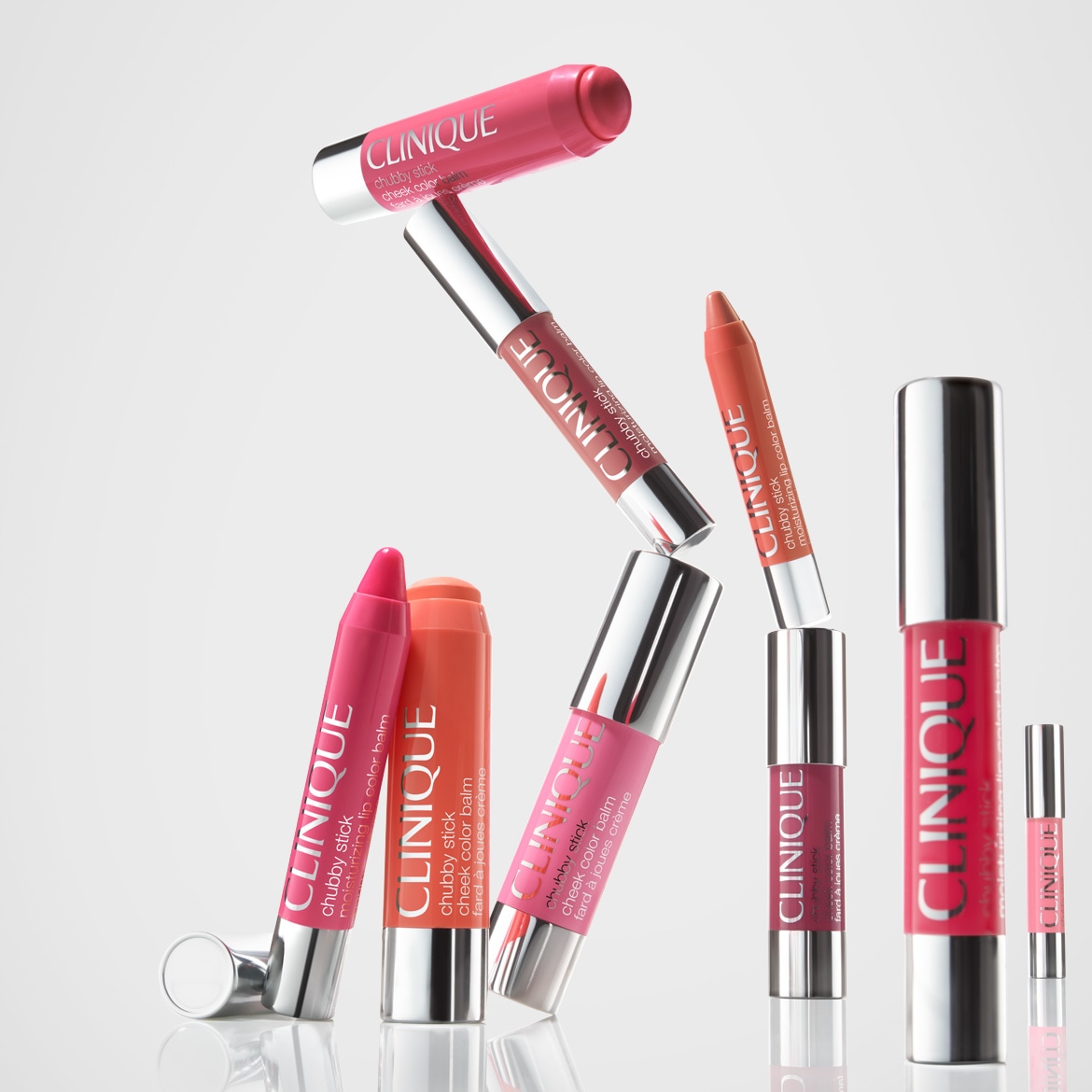 Clinique präsentiert eine vielfältige Auswahl an Chubby Sticks in verschiedenen Farbtönen, darunter Lippenbalsam und Wangenfarben, die in Stiftform für eine einfache Anwendung angeboten werden.