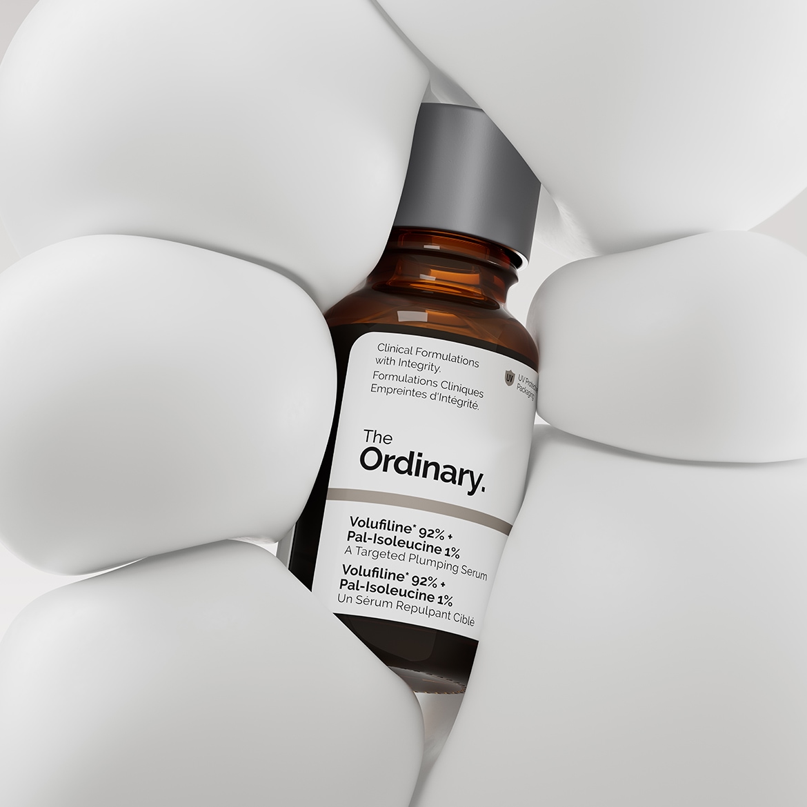 Das Ordinary Volufiline 92% + Pal-Isoleucin 1% Serum in einer braunen Glasflasche mit grauem Deckel, umgeben von weissen, kissenförmigen Objekten, verspricht eine gezielte Aufpolsterung der Haut.