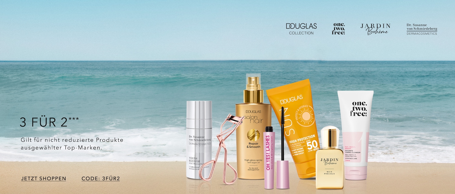 Entdecken Sie eine Auswahl an Schönheitsprodukten, darunter Haut- und Haarpflege sowie Make-up, präsentiert in einem erfrischenden Strandambiente.