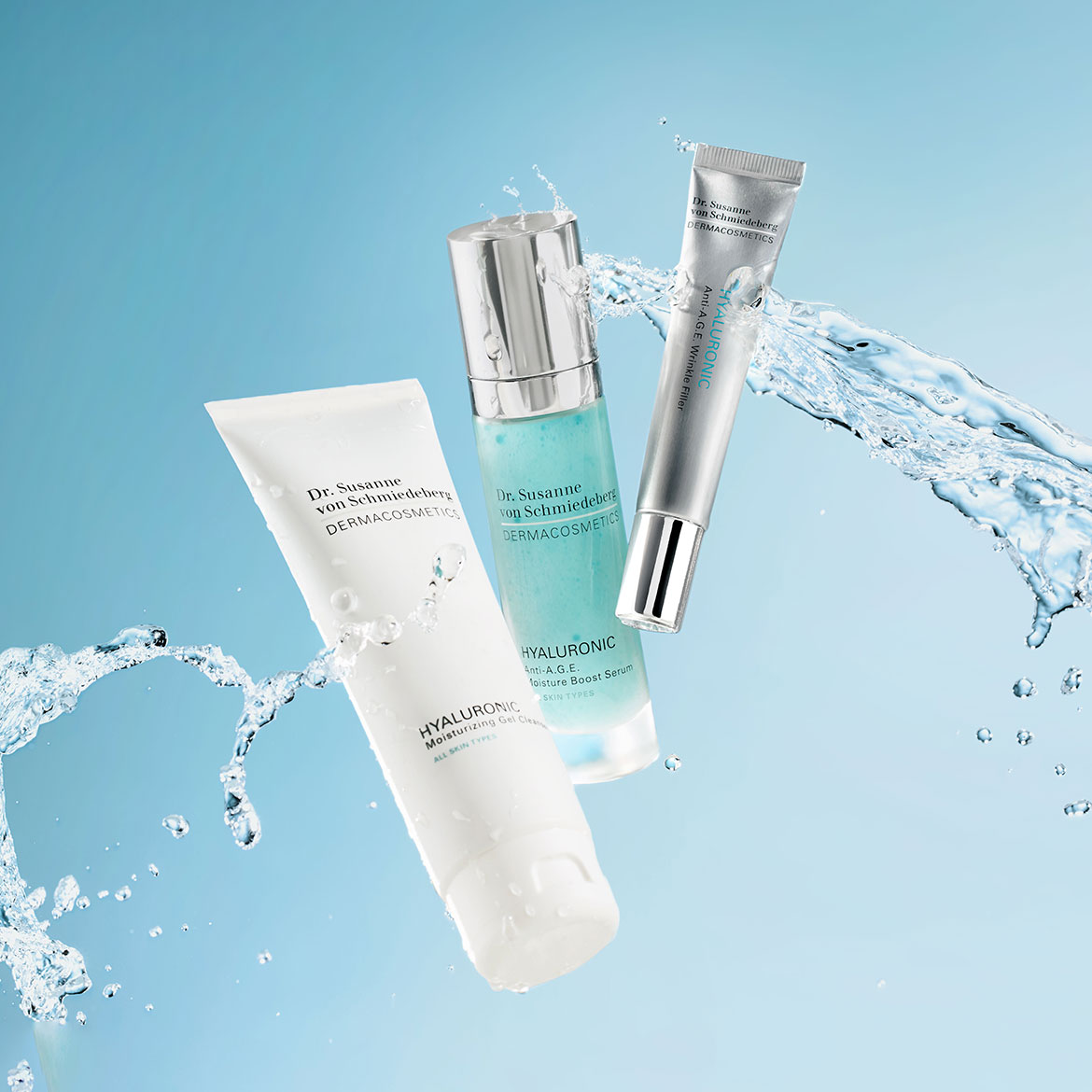 Die Dr. Susanne von Schmiedeberg DERMACOSMETICS-Kollektion umfasst eine weiße HYALURONIC Moisturizing Gel Cream, ein blaues Anti-A.G.E. Moisture Boost Serum und einen silbernen Anti-A.G.E. Wrinkle Filler.