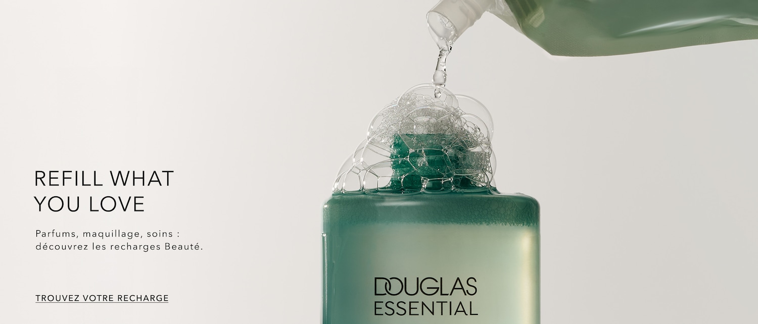 Flacon vert d'Essential Douglas se remplissant de liquide, symbolisant l'engagement de la marque envers le développement durable et invitant à découvrir les recharges beauté pour parfums, maquillage et soins.
