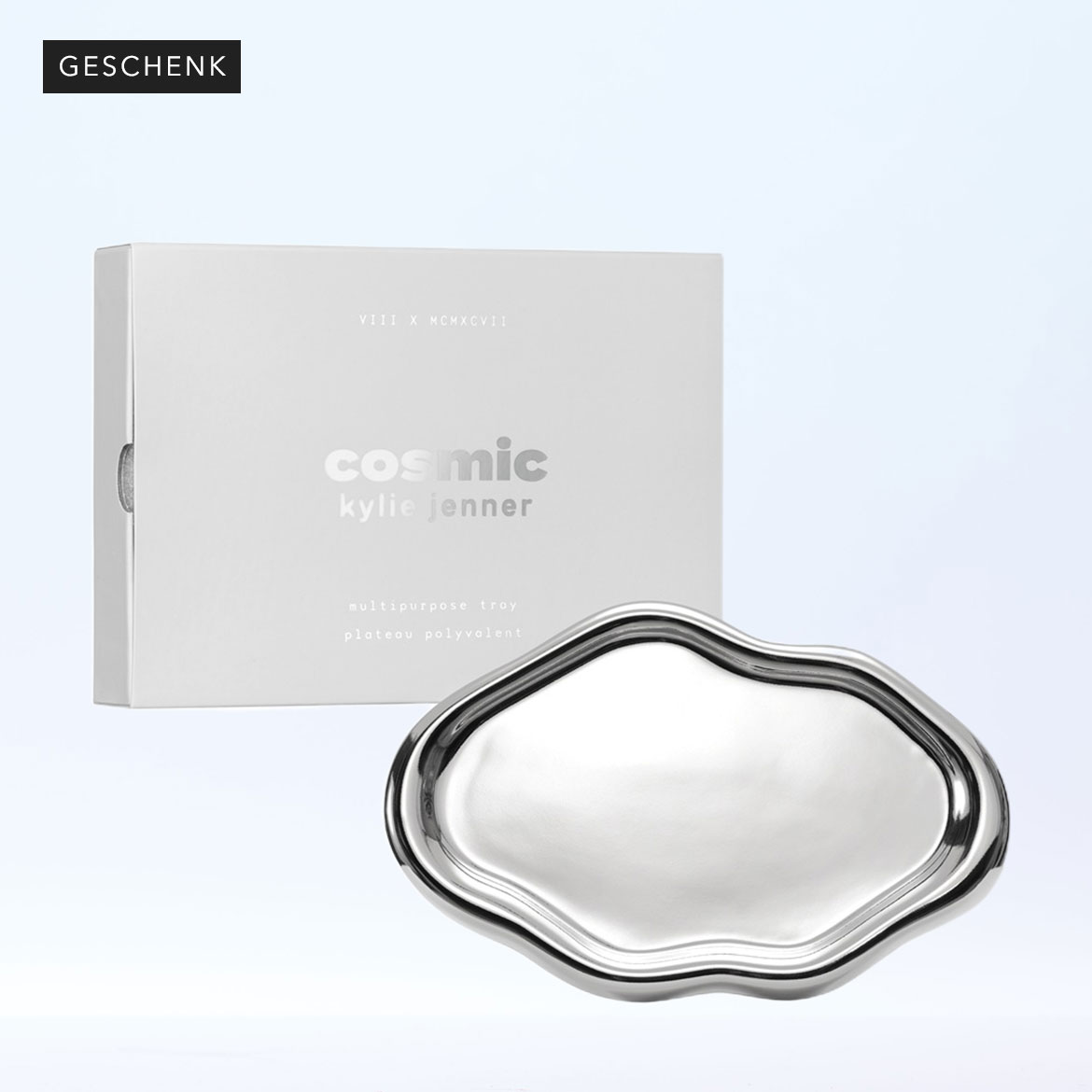 D'Kosmische Kylie Jenner Mehrzweck-Tablett-Set, bestehend aus einer silbernen, wolkenförmigen Schale und einer weißen Schachtel mit dem Aufdruck "cosmic kylie jenner multipurpose tray".