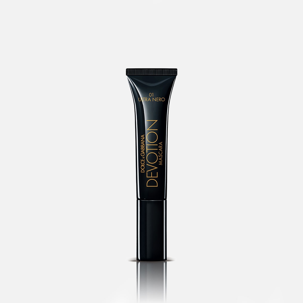 Voici le mascara noir intense Devotion de Dolce & Gabbana, présenté dans un tube noir élégant avec des détails dorés.