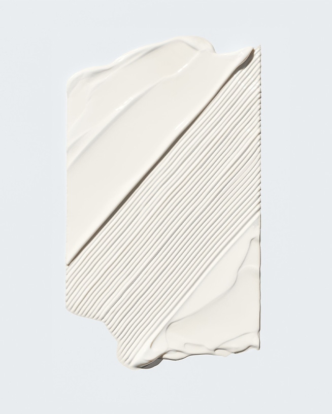 Nahaufnahme einer dicken, weißen Sonnencreme, die eine reichhaltige Textur zeigt, ideal zum Schutz und zur Feuchtigkeitspflege trockener Haut.