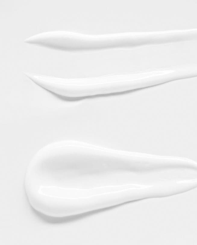 Voici une crème solaire blanche et lisse, parfaite pour protéger votre peau du soleil sans laisser de fini gras.