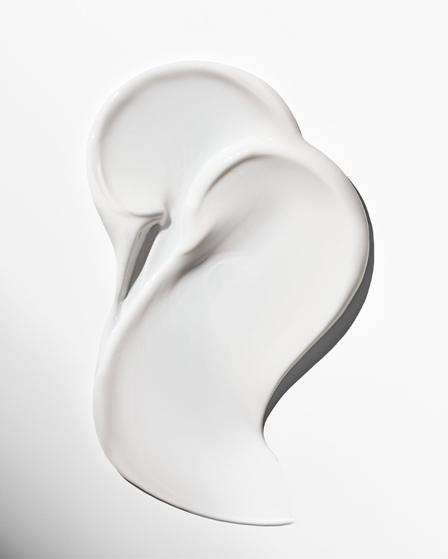 Voici une noisette de crème solaire blanche, essentielle pour protéger votre peau des rayons UV et la garder éclatante toute l'année.