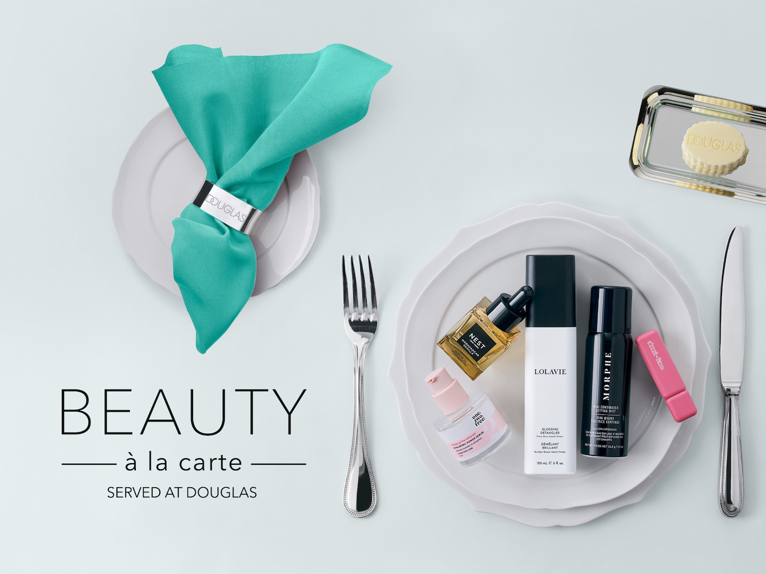Entdecken Sie Beauty à la carte bei Douglas: Eine elegante Inszenierung von Hautpflegeprodukten auf einem gedeckten Tisch, bereit, Ihr Schönheitsritual zu einem besonderen Erlebnis zu machen.