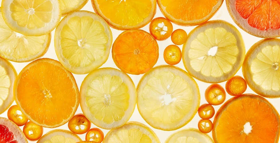 Eine Nahaufnahme von Zitronen-, Orangen- und Grapefruitscheiben, die ein erfrischendes und lebendiges Muster bilden.