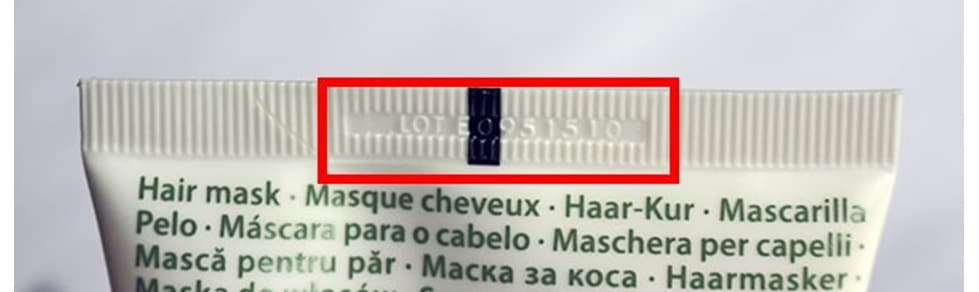 Weisse Tube Haarmaske mit dem Text "LOT E0951510" in einem roten Rechteck.