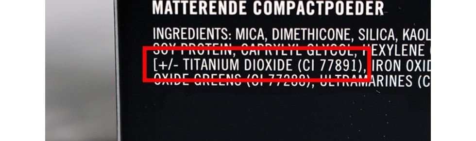 Die Inhaltsstoffe des Kompaktpuders umfassen Mica, Dimethicone, Silica, Kaolin, Sojaprotein, Caprylyl Glycol, Hexylen, Titandioxid, Eisenoxide und Ultramarine.