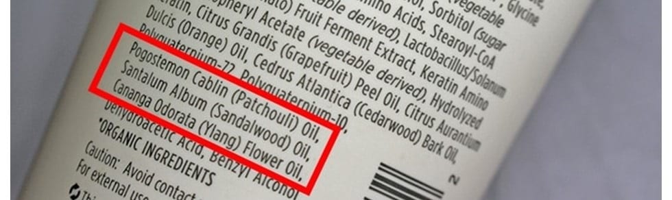 Die Inhaltsstoffliste des Produkts umfasst Öle wie Patschuli, Sandelholz und Ylang-Ylang, die für ihre aromatischen und potenziell pflegenden Eigenschaften bekannt sind.
