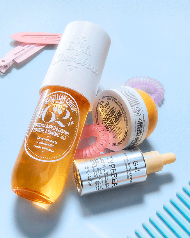 Entdecke die neuesten Beauty-Trends mit diesem Set, inklusive Sol de Janeiro Brazilian Crush Parfum Mist, Brazilian Bum Bum Cream und Typebea Haarserum, perfekt für den Sommer.