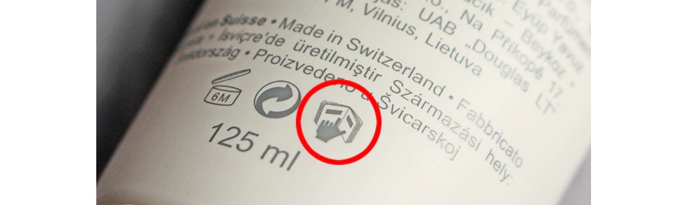 Auf der Verpackung befindet sich ein Symbol, das auf ein beiliegendes Faltblatt mit weiteren Informationen hinweist.